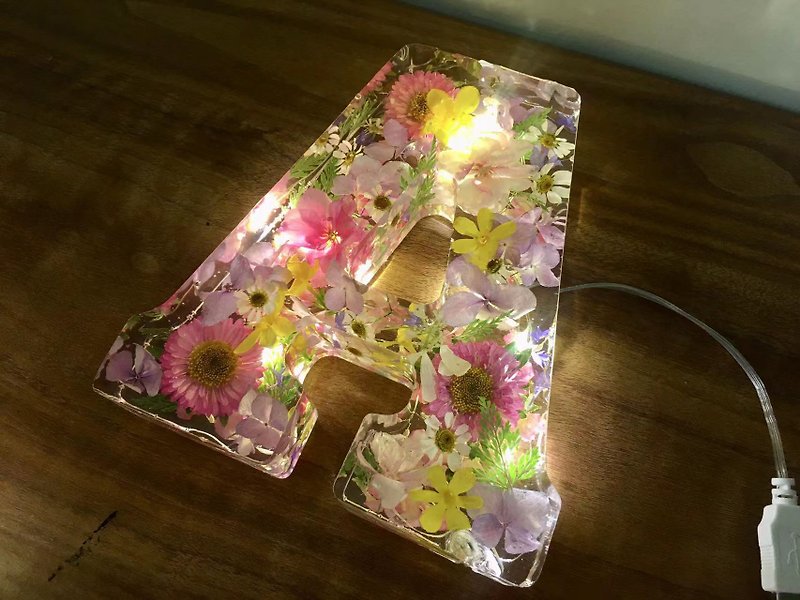 Pressed real flower letter night light - โคมไฟ - พืช/ดอกไม้ หลากหลายสี