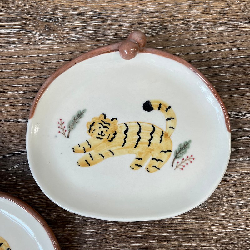 Mouth gold bag shape plate - naughty little tiger - oval - จานและถาด - เครื่องลายคราม ขาว