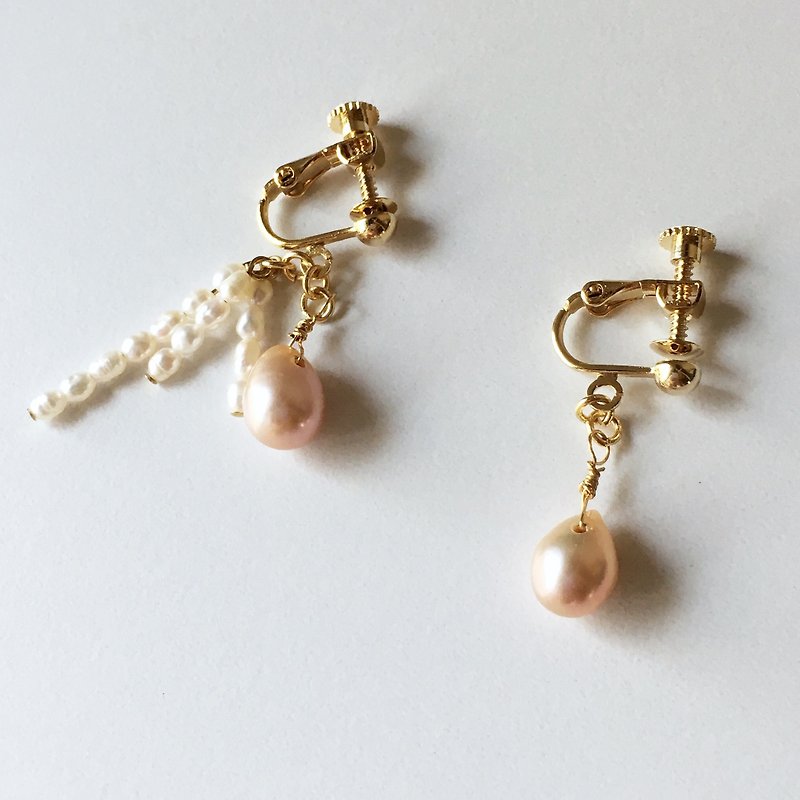 【Birthstone in June】 Freshwater pearl earrings / earrings - Earrings & Clip-ons - Gemstone White