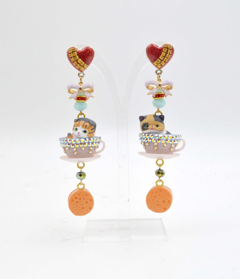 TIMBEE LO 貓咪茶杯綴水晶耳環  綴施華洛水晶 Cats Cup Earrings - 耳環/耳夾/耳骨夾 - 其他材質 多色