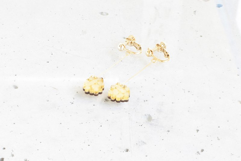 小さなアジサイスイングイヤリング/GOLD - ピアス・イヤリング - 木製 ゴールド