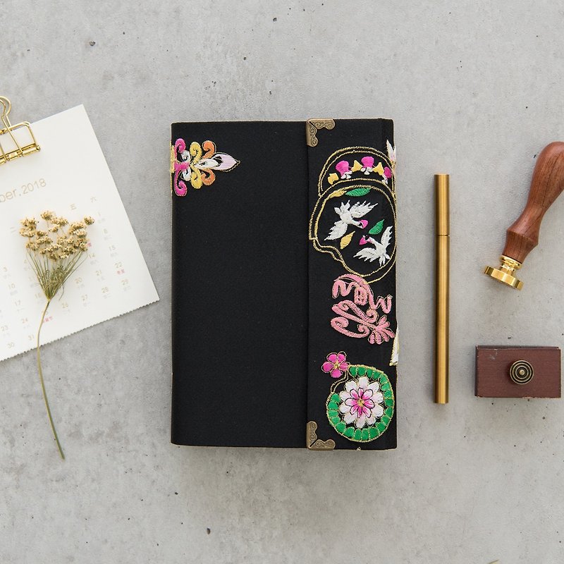[Christmas gift] [gift wrapping] A6 size embroidered diary black traditional Korean pattern - Notebooks & Journals - Silk Black