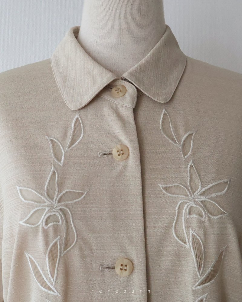 Vintage floral embroidered cutout three-quarter sleeve Khaki vintage shirt made in Japan - เสื้อเชิ้ตผู้หญิง - เส้นใยสังเคราะห์ สีกากี