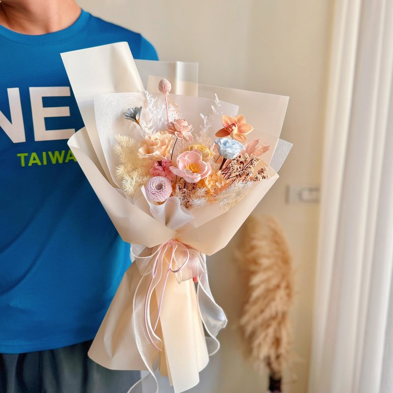 Honey Orange Everlasting Rose Bouquet Valentine's Day Bouquet - ช่อดอกไม้แห้ง - พืช/ดอกไม้ สีส้ม