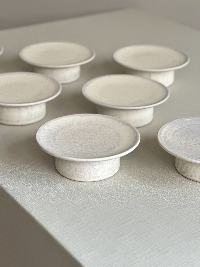 Millet Stone 4-inch Pedestal Dish - จานและถาด - ดินเผา 