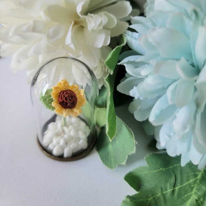 Sunflower sunflower glass dome mini glass cover hand crocheted - อื่นๆ - งานปัก สีเหลือง