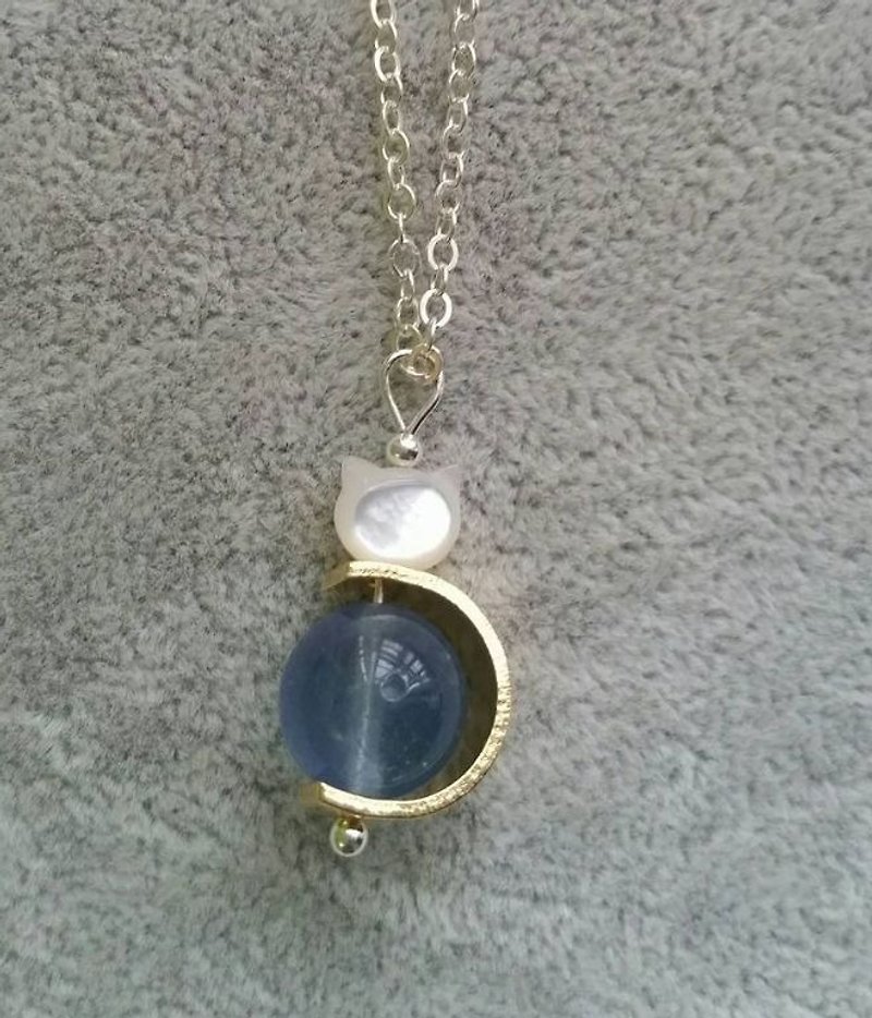 10mm 藍螢石 黃銅， 貝母貓 925 純銀頸鍊 10 mm flourite, cat shape mother pearl  925 silver necklace - 項鍊 - 寶石 藍色