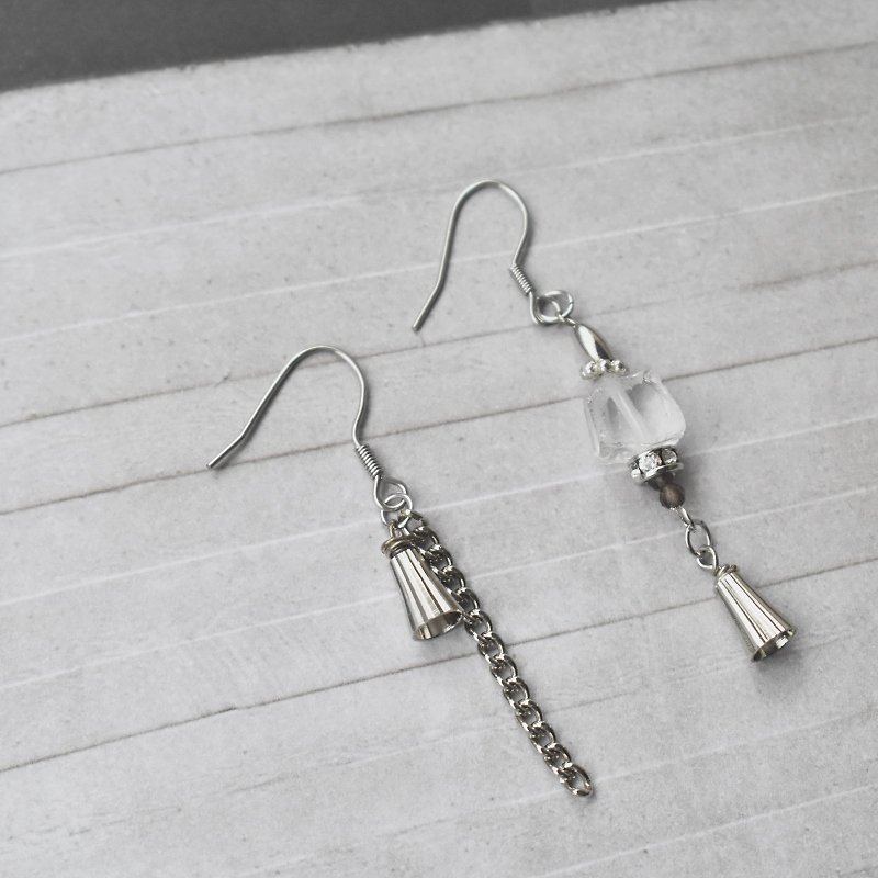 Zhu.Crysral (hand earrings / white crystal / tea crystal) - Earrings & Clip-ons - Gemstone 
