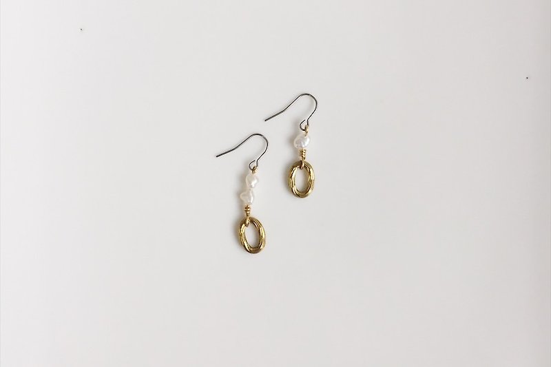 Eccentric asymmetric pearl brass styling earrings - ต่างหู - โลหะ สีทอง