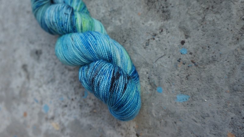 Hand dyed thread. Blue Neon-(Blue Sheep + Nylon-7525) - เย็บปัก/ถักทอ/ใยขนแกะ - ขนแกะ 