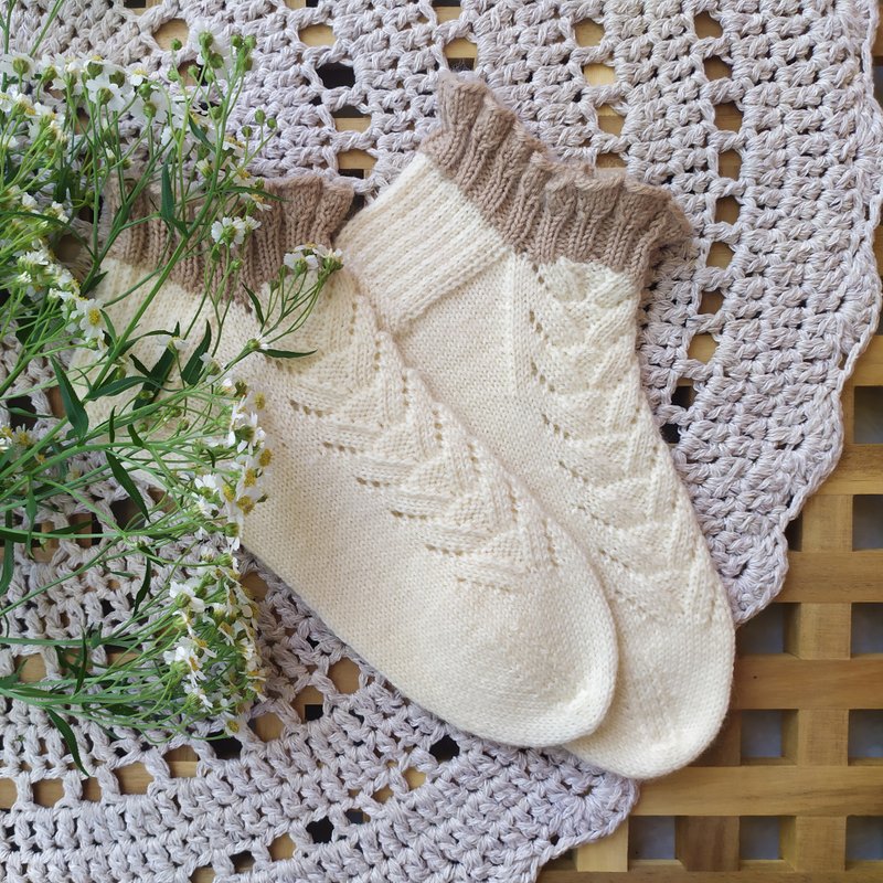 White knitted warm womens socks/ Warm knitted accessory - ถุงเท้า - ขนแกะ ขาว