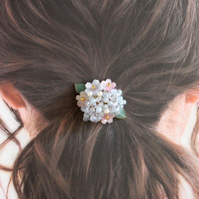 [Romantic flower ball ponytail hairpin] Light blue ponytail hairpin with glass beads - Hair Accessories - Glass Blue