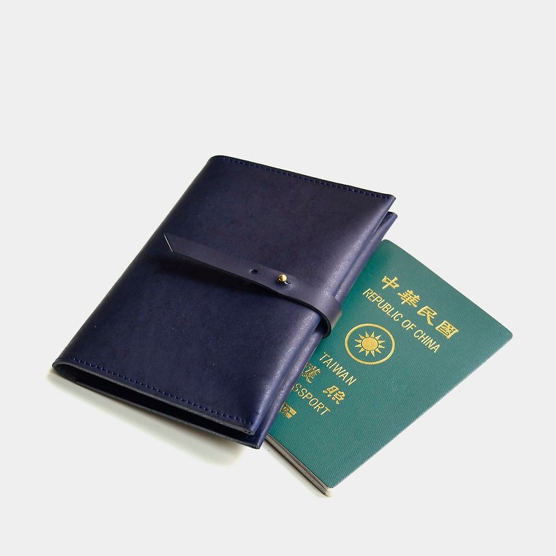【海神的入山證】植鞣牛皮護照套 藍色皮革護照夾 黃銅釦 旅行 - 護照夾/護照套 - 真皮 藍色