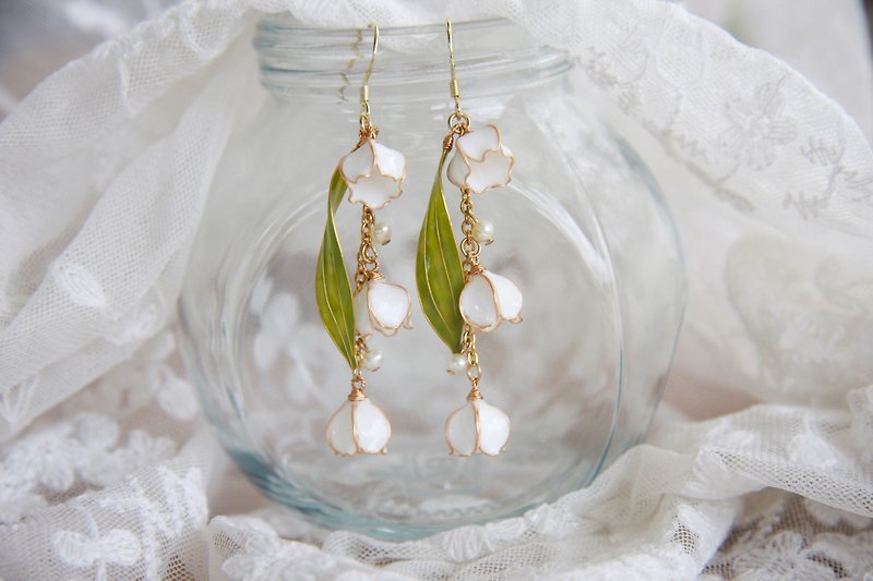 [Ready stock] [White lily of the valley long earrings] Bronze resin elegant earrings/ear clip jewelry - Earrings & Clip-ons - Resin White