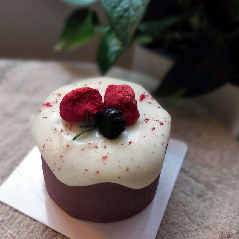 Pet cake birthday cake with berry milk top available for self-pickup - อาหารแห้งและอาหารกระป๋อง - วัสดุอื่นๆ 