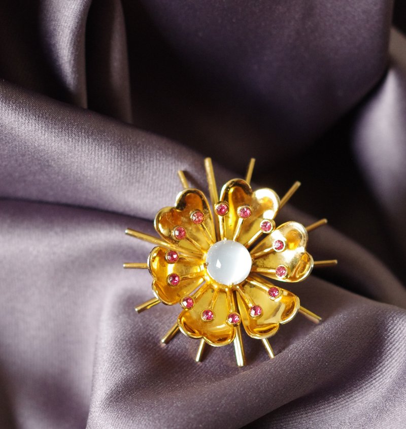 -Antique golden pink Stone radiating moonflower brooch, rare model CORO B1380 - เข็มกลัด - โลหะ สีทอง