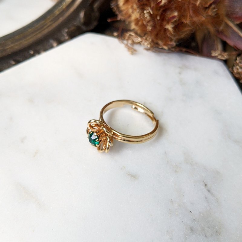 [Old Jewelry/Old Western Items] American SARAH COV. Green Gemstone Flower Shape Ring - แหวนทั่วไป - โลหะ สีทอง