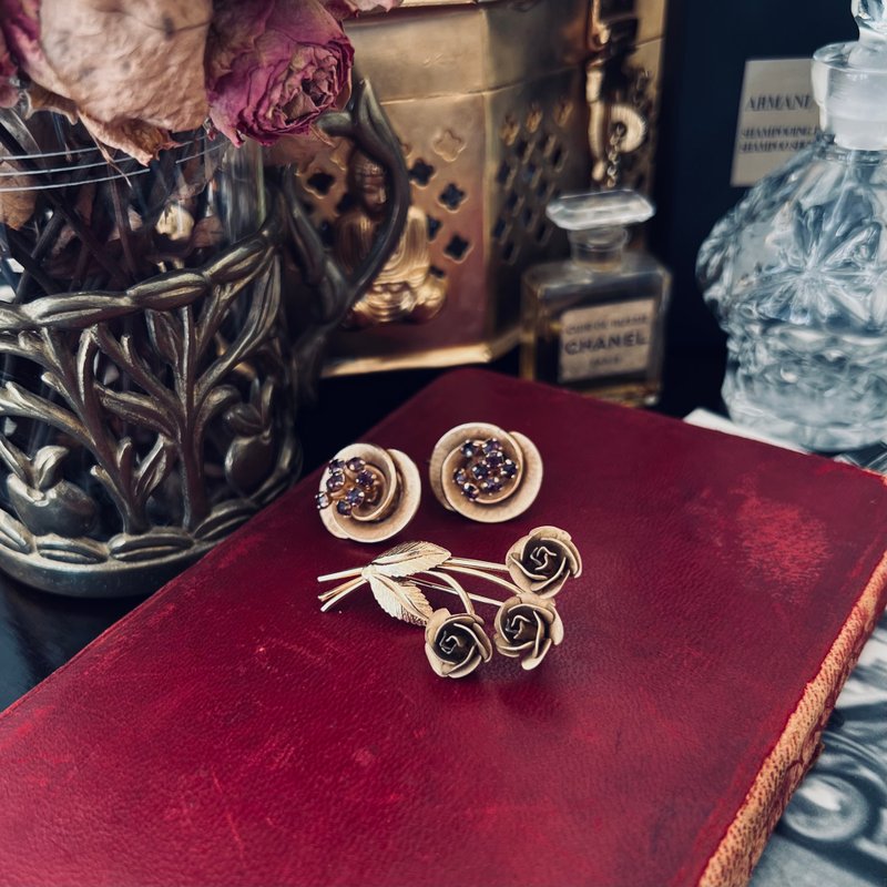 Vintage Flower Rose Bouquet Brooch and Clipon Earrings with purple crystals 1950 - 胸針 - 其他金屬 金色