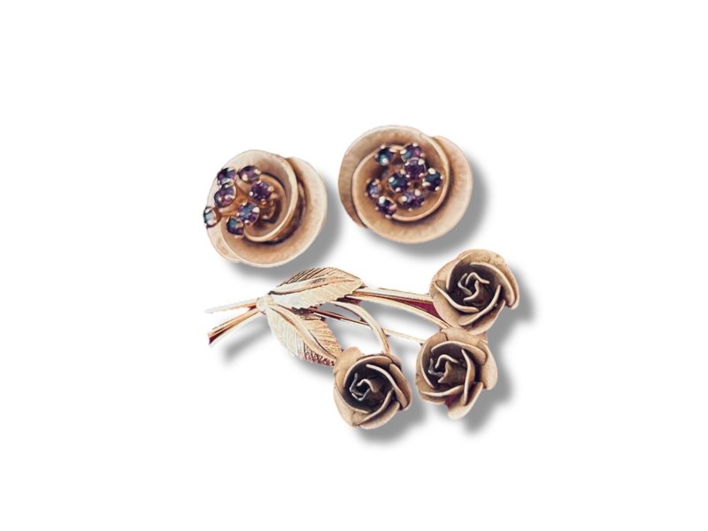 Vintage Flower Rose Bouquet Brooch and Clipon Earrings with purple crystals 1950 - 胸針 - 其他金屬 金色