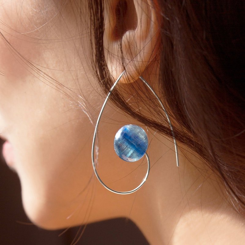 【絕版優惠8折】經典藍晶石耳環 Kyanite Swirl Earring - 耳環/耳夾/耳骨夾 - 珍珠 金色
