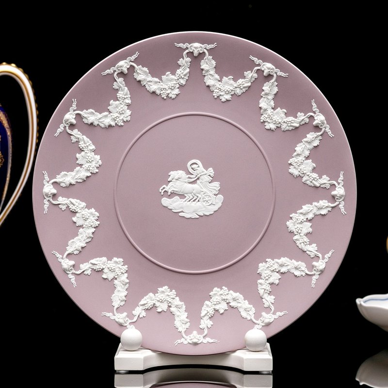 英國製 Wedgwood 美麗傳說 粉紫女神浮雕陶瓷盤 典雅藝術珍品 - 擺飾/家飾品 - 瓷 