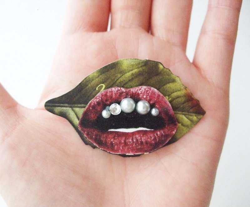 Lips brooch ☆ thick lips wooden brooch - Brooches - Wood Red