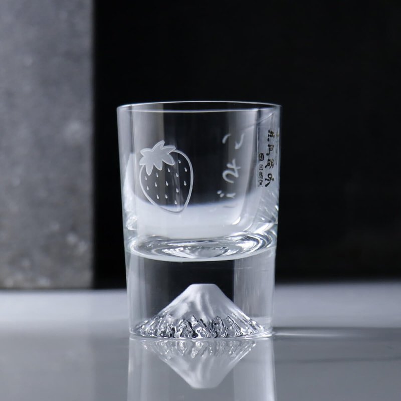 80cc【日本江戶硝子】草莓 富士山冷酒杯 (日本桐箱包裝) - 酒杯/酒器 - 玻璃 白色