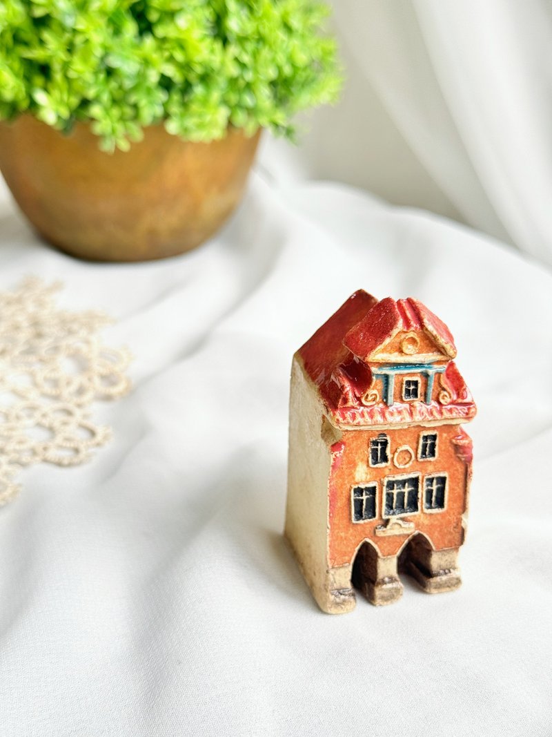 [Good Day Fetish] Vintage/antique hand-made clay hut in Prague, Czech Republic - ของวางตกแต่ง - ดินเผา สีส้ม