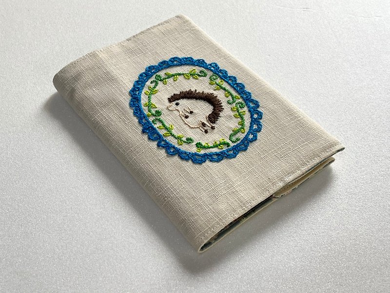 Embroidered playful little hedgehog book jacket - สมุดบันทึก/สมุดปฏิทิน - ผ้าฝ้าย/ผ้าลินิน 