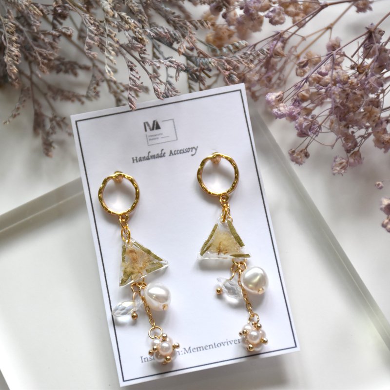 Sterling Silver Needle White Gypsophila Pearl Earrings Dry Flower Earrings - ต่างหู - พืช/ดอกไม้ สีทอง