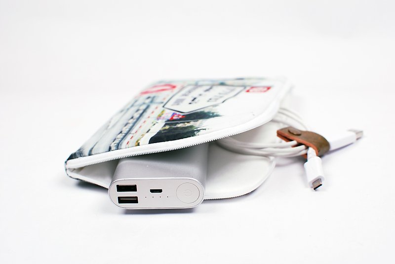 イスラエル。ナザレ---パワーバンク。ハードディスク保護カバー（レザークリップ1個付き） - 充電器・USBコード - コットン・麻 ホワイト