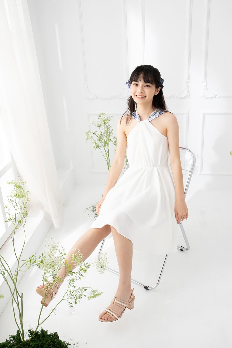 【露台上的波麗】可甜可鹽 交叉領小禮服 印花 短洋裝 淡水色 - 洋裝/連身裙 - 其他材質 白色