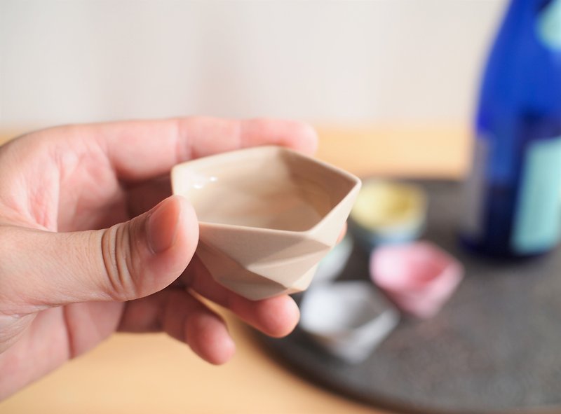 origami sakecup caramelcolor - แก้วไวน์ - ดินเผา สีนำ้ตาล