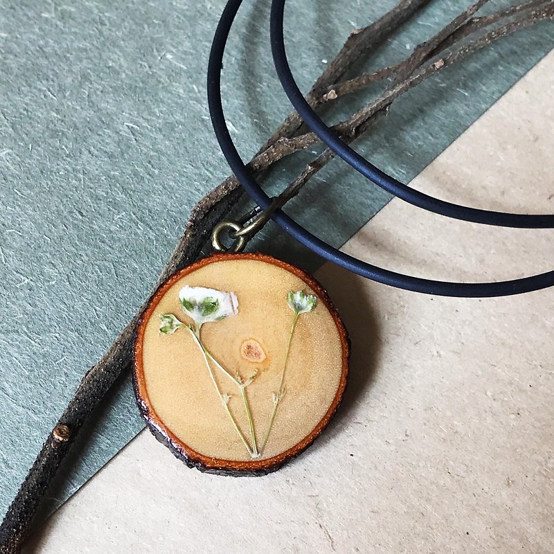 Dried Flower Epoxy Necklace / Pendant (short paragraph) - Necklaces - Wood Multicolor