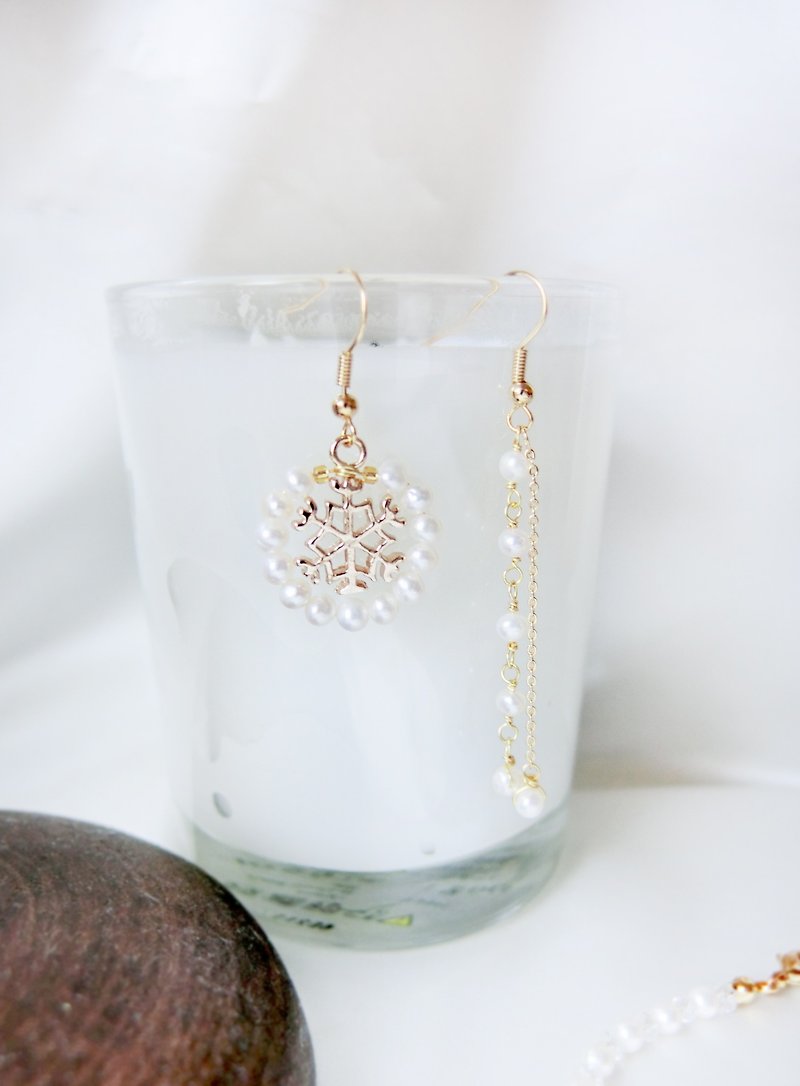 [Snowflakes fly] pearl earrings group - Earrings & Clip-ons - Gemstone Gold