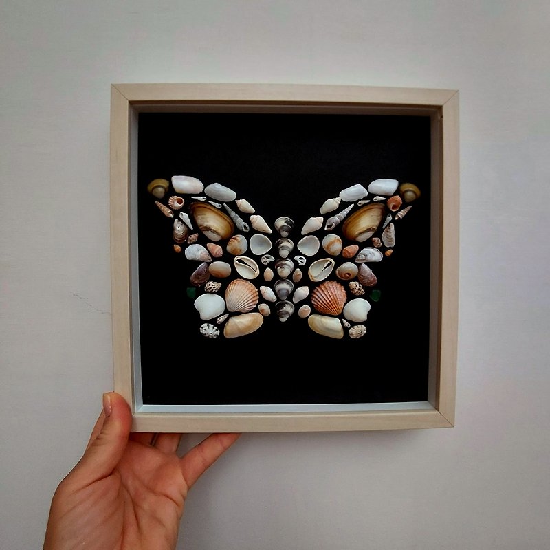 Gothic butterfly. Seashell wall art. Butterfly in a frame. Sea glass wall art. - ตกแต่งผนัง - วัสดุอื่นๆ สีดำ
