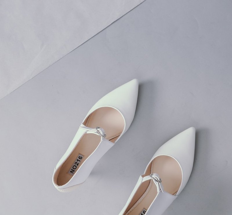 Instep dug small buckle pointed leather low heel shoes white - รองเท้าส้นสูง - หนังแท้ ขาว