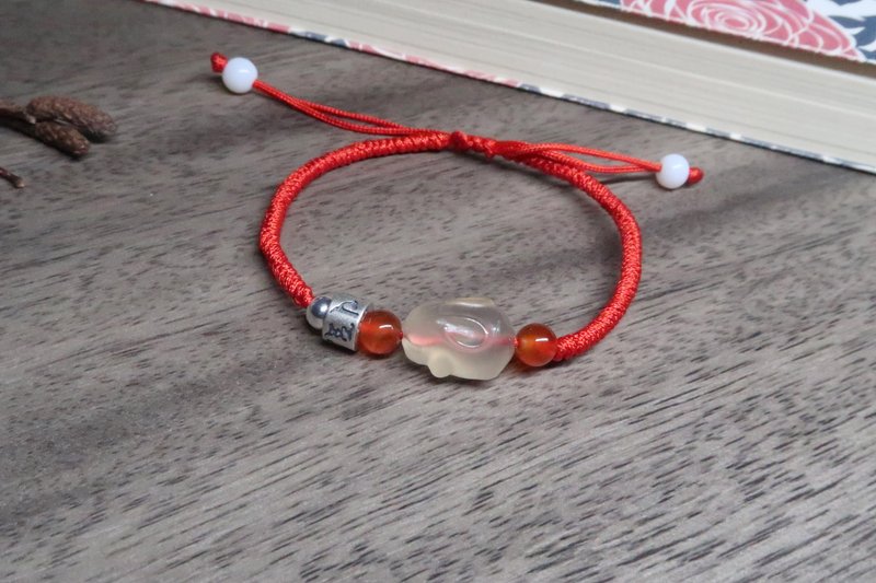 Agate six-character mantra natal year of the rabbit s925 Silver natural stone to ward off evil red rope - สร้อยข้อมือ - เครื่องเพชรพลอย สีแดง