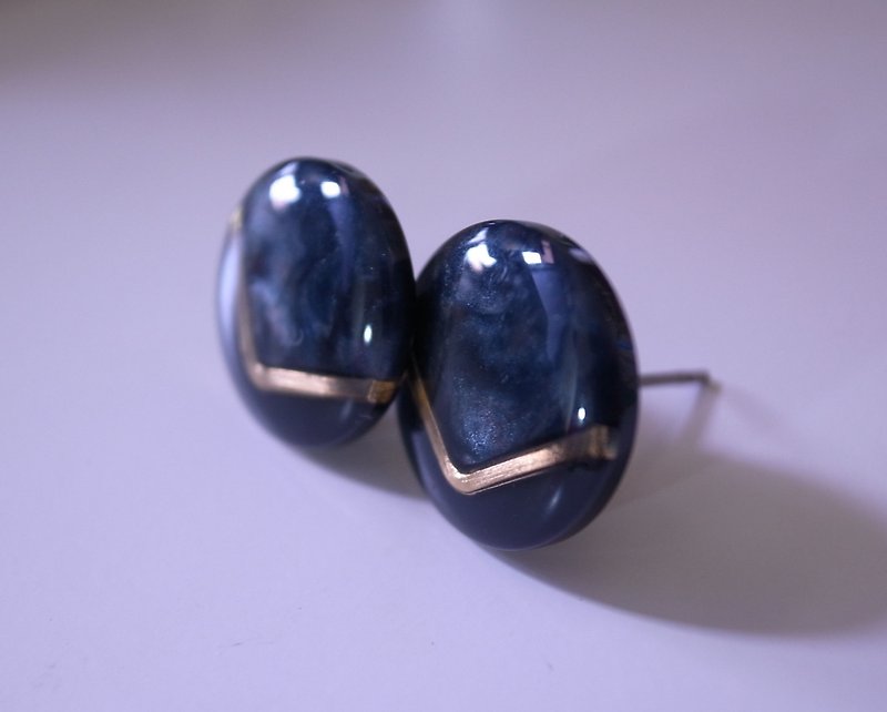 Deep gray gold V vintage earrings S (needle) - ต่างหู - พลาสติก สีเทา