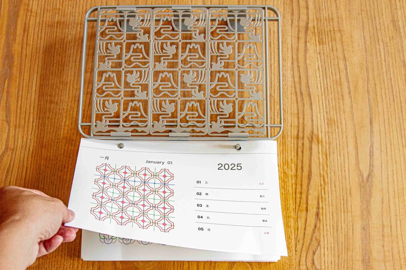 Limited Edition 2025 Classic Taiwanese Style Window Decoration Weekly Calendar/The Beauty of Iron Window Decoration Craftsmanship/Wall-Hung Weekly Calendar - ปฏิทิน - ไม้ สีเงิน