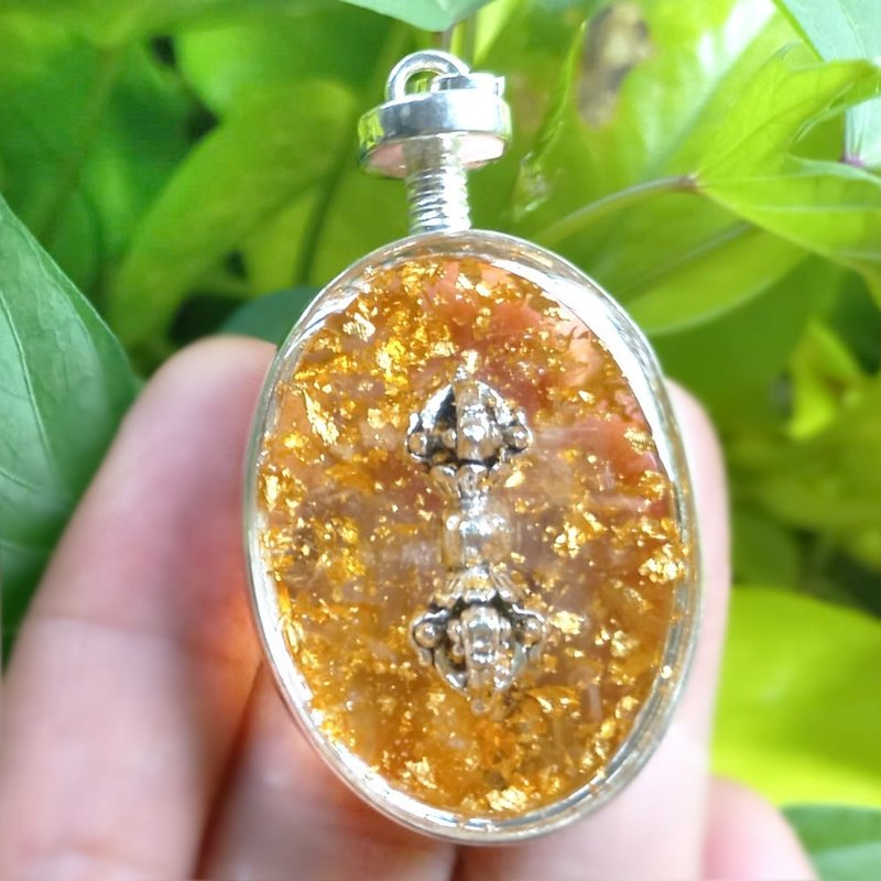 Tibetan Vajra Oval Silver Frame Pendant - สร้อยคอ - คริสตัล สีเงิน