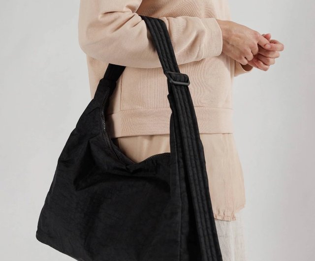 完売品 COS Nylon Crescent Messenger Bag - ボディーバッグ