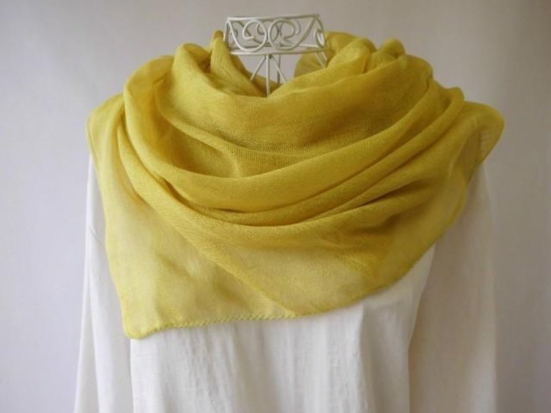 Plant-dyed ・ Goldish color ・ Lay-dyed ・ Thin cotton ・ Long stall like collection of yellow skin and onion skin ・ sunlight - Scarves - Cotton & Hemp 