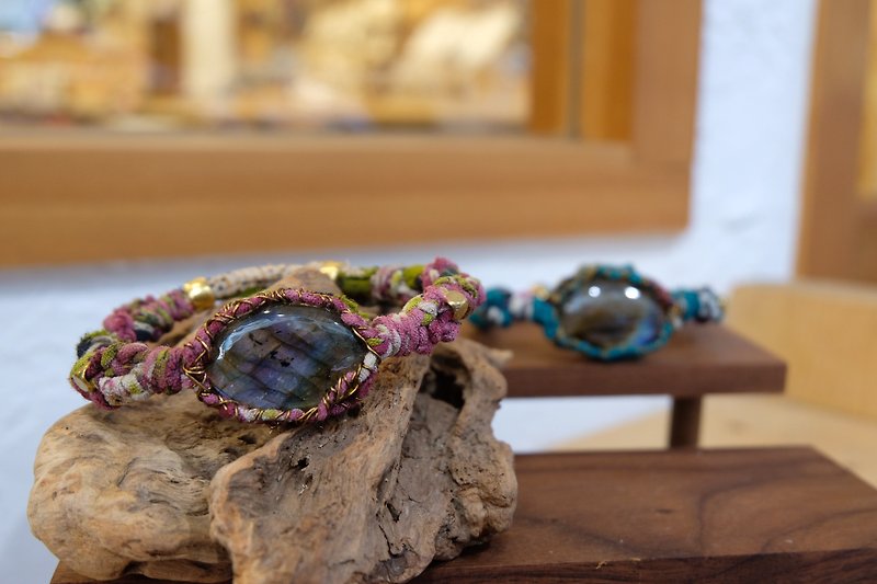Labradorite with fabric woven bracelet - สร้อยข้อมือ - คริสตัล สีม่วง