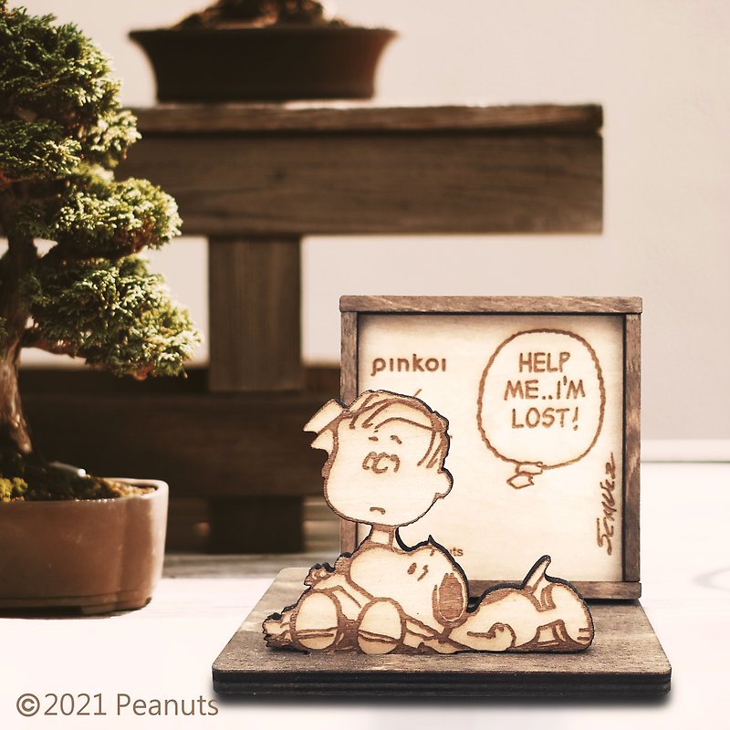 Peanuts聯名限定名片座-史努比與奈勒斯, 求幫助!我迷路了! - 居家收納/收納盒/收納用品 - 木頭 咖啡色