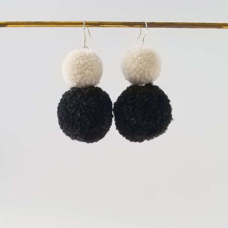 Twin pom pom (white/black) earring - ต่างหู - ผ้าฝ้าย/ผ้าลินิน สีดำ