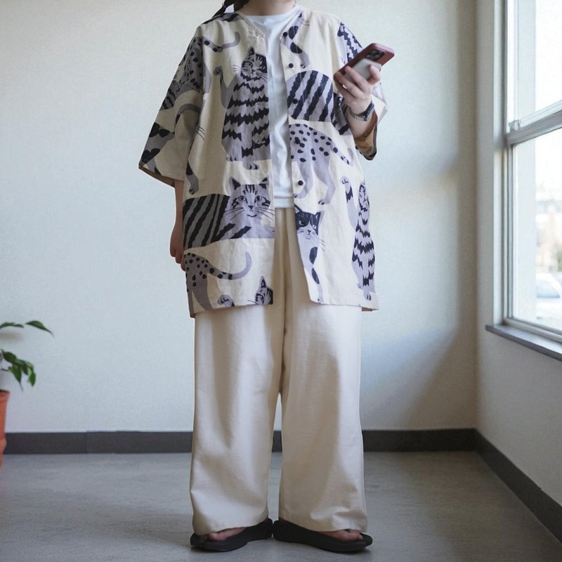 原色底大貓V領開襟衫 - 女襯衫 - 棉．麻 白色