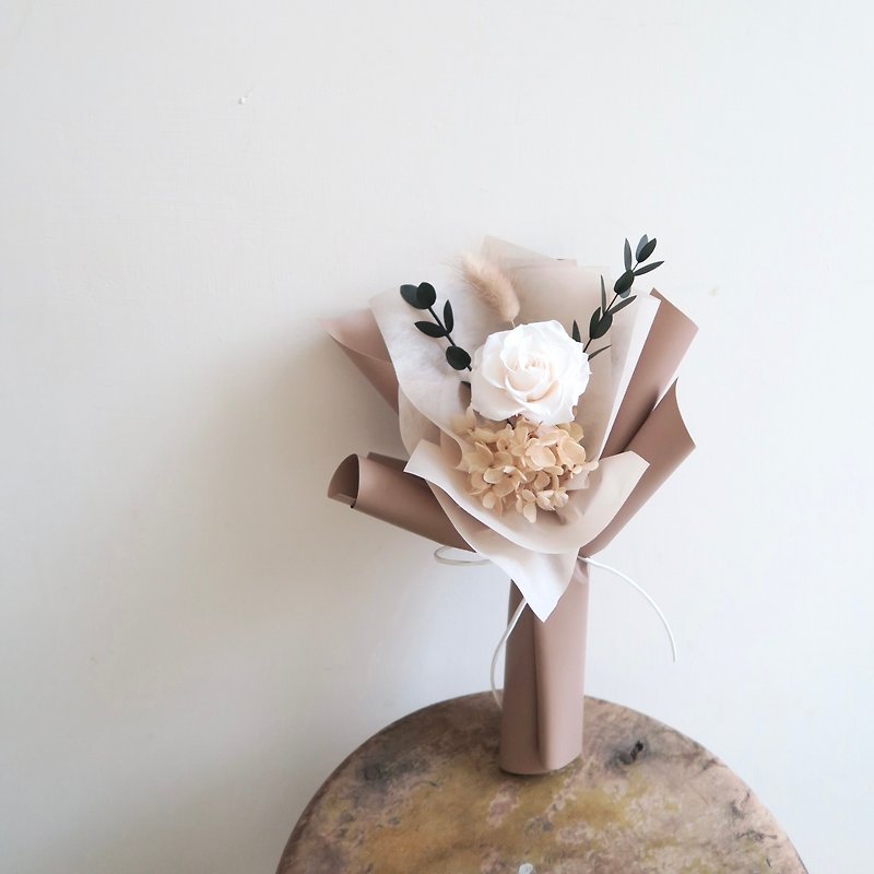 Single everlasting rose bouquet - milk tea color - ช่อดอกไม้แห้ง - พืช/ดอกไม้ สีกากี