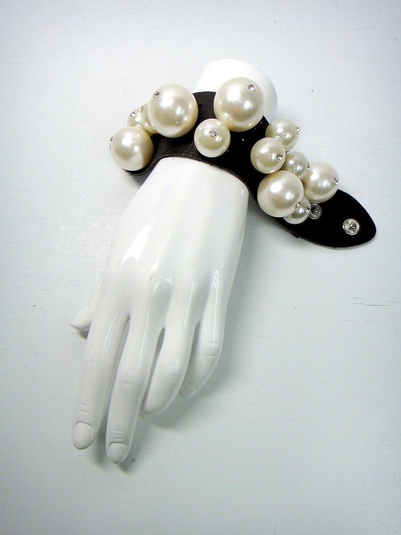 TIMBEE LO Giant Planet Pearl Cow Leather Bracelet Bracelet Jewelry Handmade - สร้อยข้อมือ - หนังแท้ สีนำ้ตาล
