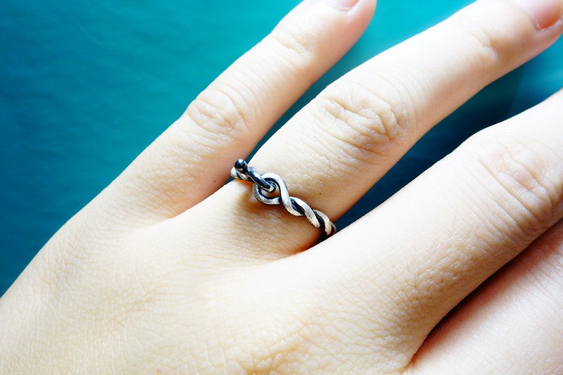 A sterling silver black and white rope ring is hooked and twisted into one piece for 1,400 yuan - แหวนคู่ - เงิน สีเงิน